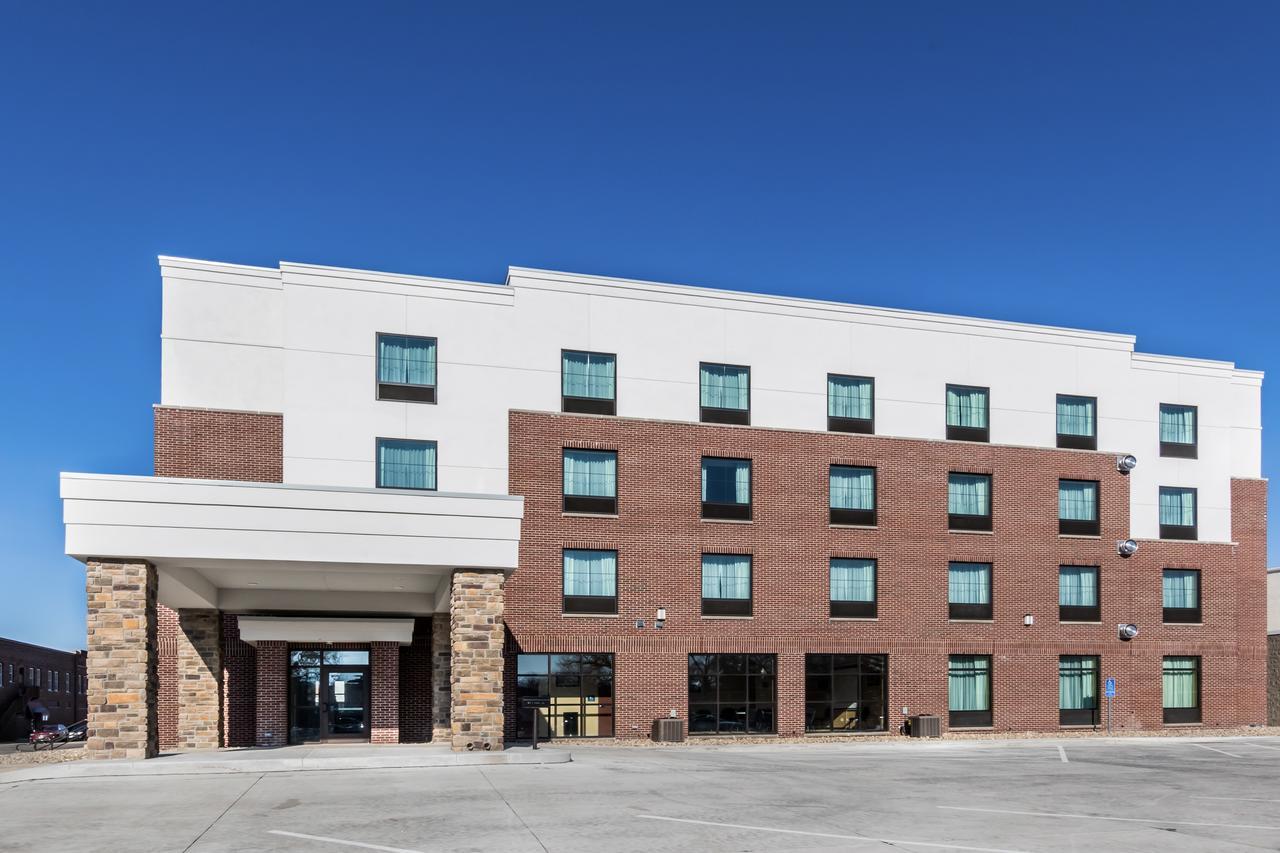 Cobblestone Inn & Suites - Waverly Exterior photo